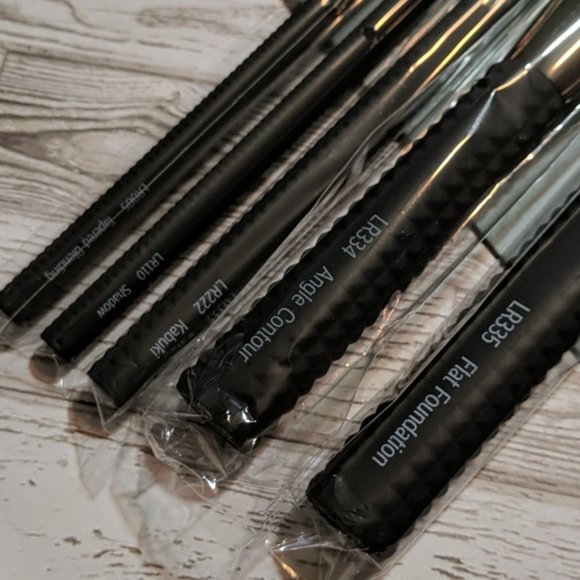 NEW LARUCE Beauty Essentials 5 pc set Brush Set - Picture 2 of 5